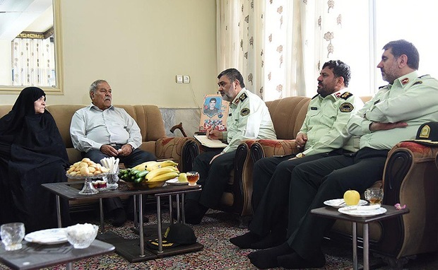 فرمانده ناجا با خانواده شهید زارع در یزد دیدار کرد