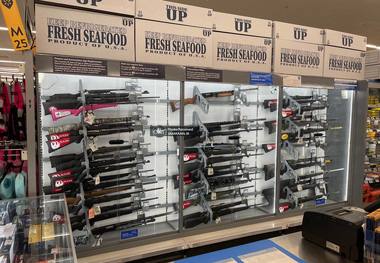 یک فروشگاه پر از اسلحه در نزدیکی محل برگزاری جلسه ترامپ و پوتین در آلاسکا + عکس ها