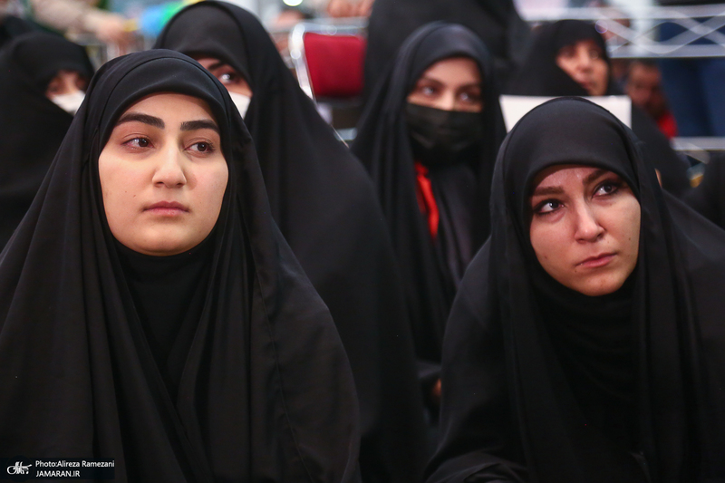 مراسم بزرگداشت شهید حاج قاسم سلیمانی در مصلی امام خمینی (ره) زینب سلیمانی دختران سردار سلیمانی زینب سلیمانی