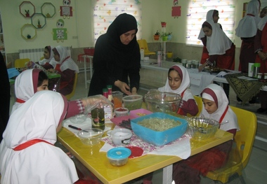 دختران دانش آموز گنبدی آموزش مهارت زندگی می بینند