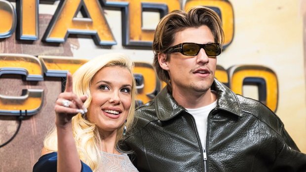 بازیگر معروف یک دختر را به سرپرستی گرفت