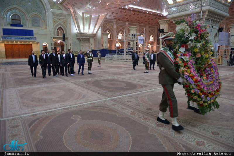 ادای احترام وزیر ورزش عراق نسبت به امام خمینی(س)