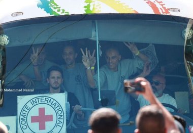 اولین اتوبوس اسرای آزاد شده فلسطینی وارد غزه شد + عکس ها