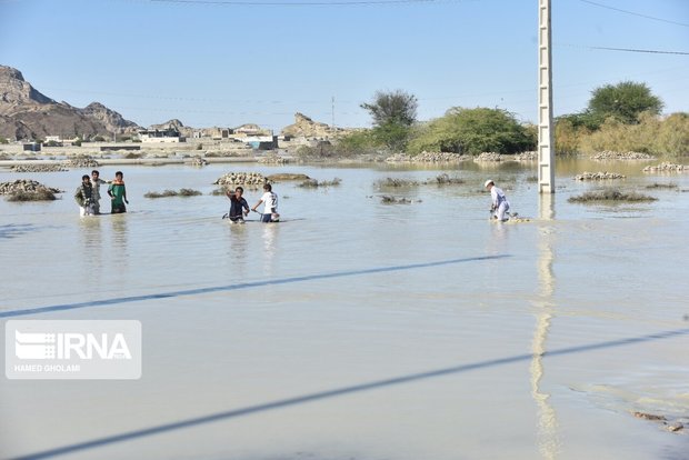 آتش‌نشانان مشهد در روستاهای سیلزده خدمت‌رسانی می‌کنند