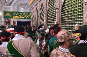 عطرافشانی حرم امام خمینی(س) توسط بسیجیان کاشانی