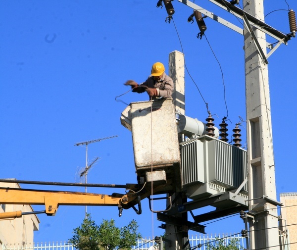 تعویض 31 دستگاه ترانس معیوب در امور برق منطقه 3 کلانشهر اهواز