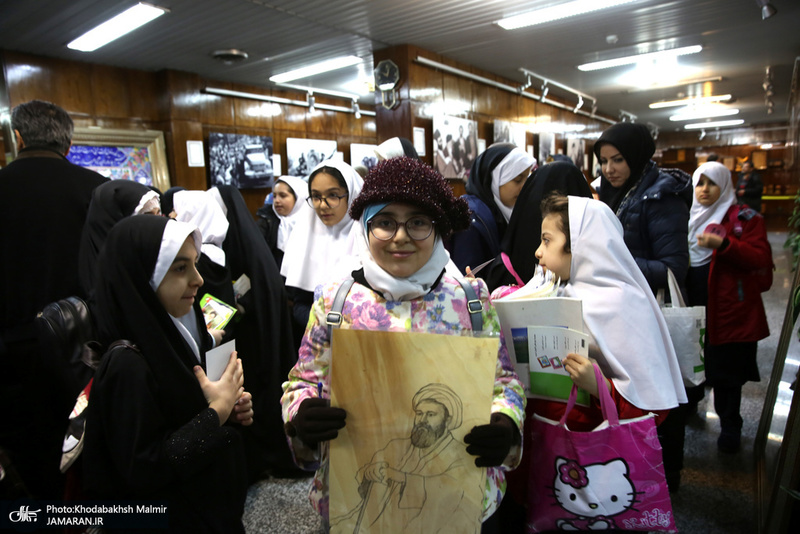 تجدید میثاق دانش آموزان و مردم با امام در حسینیه جماران