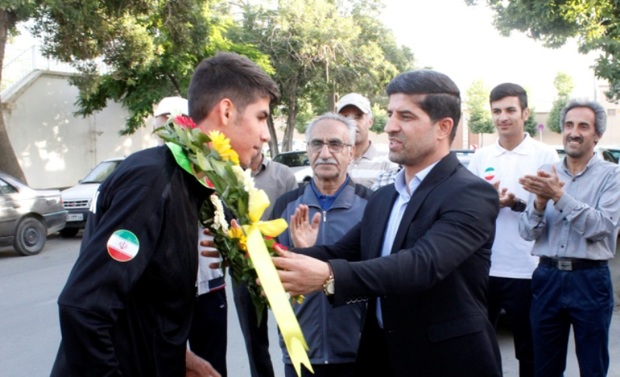 رکوردار دو ومیدانی ایران مورد استقبال جامعه ورزش قرار گرفت