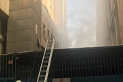 آتش سوزی در ساختمان حرارتی وزارت نیرو ادامه دارد / حضور شهردار تهران در محل /آتش نشانی: درجه حرارت ساختمان پایین بیاید نفوذ می‌کنیم