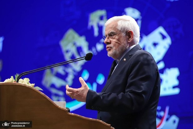 عارف: به دنبال کنار گذاشتن تحریم‌ها هستیم/ دولت از دخالت در بازار ناراحت است/ دولت حل مسئله بازار غیررسمی ارز را در دستور کار دارد/ باید قانون اصناف با رویکردهای جدید بازنگری شود/ سرمایه معنوی اعتماد مردم به بازاریان حفظ شود