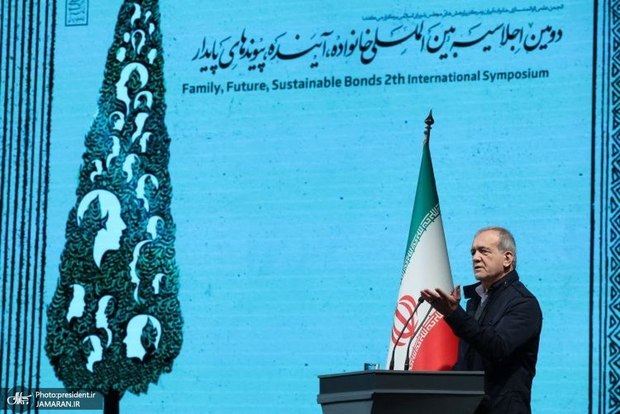 پزشکیان: با تهدید و امر و نهی نمی‌توان جامعه را تغییر داد/ هر شخصی برای اصلاح جامعه قدم برمی‌دارد، ابتدا باید خود را اصلاح کند/ افراد سلیقه‌ها و نظرات مختلفی دارند، ما باید تحمل این تفاوت‌ها را بیاموزیم