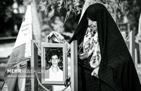 مادران شهدای دفاع مقدس هنوز با یاد و خاطره فرزندانشان زندگی می‌کنند (24)