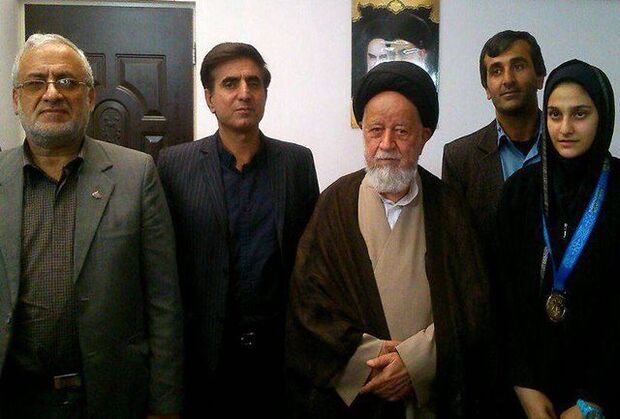 تکواندوکار ایرانی مدالش را به پدر جوان ترین شهید مدافع حرم اهدا کرد
