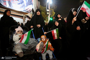تجمع بزرگ مردمى نه به آتش بس در محله پيروزى تهران