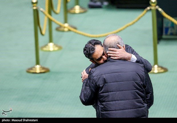  روبوسی پزشکیان و ثابتی نماینده موافق استیضاح وزیر اقتصاد