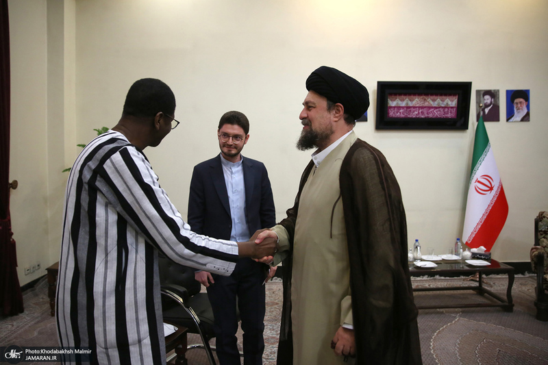 ادای احترام نخست وزیر بورکینافاسو و هیأت همراه نسبت به مقام شامخ بنیان‌گذار جمهوری اسلامی ایران
