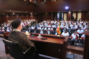 دیدار رییس و امدادگران جمعیت هلال احمر با سید حسن خمینی