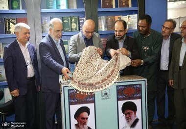 مراسم رونمایی از کتاب «خمینی بت‌شکن» در غرفه بین الملل مؤسسه تنظیم و نشر آثار امام خمینی(ره)/ بونفی، نویسنده فرانسوی کتاب: نقش امام خمینی در ارتقای روحی و معنوی جوانان، ملت‌ها و جوامع آزاد، بی‌نظیر و تکرارناشدنی است