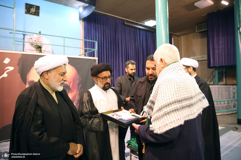 ادای احترام جمعی از موکب داران عراقی نسبت به مقام شامخ حضرت امام(س)