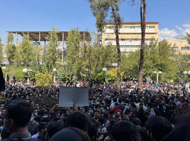 تجمع در برخی دانشگاه‌ها در پی درگذشت «مهسا امینی» + تصاویر