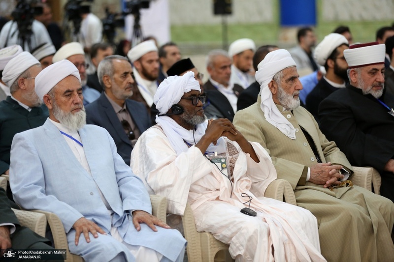 ادای احترام مهمانان خارجی کنفرانس وحدت اسلامی به مقام شامخ حضرت امام خمینی (س)