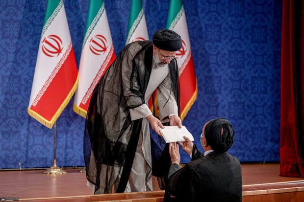 سید محمود دعایی چه کتابی را به رییسی هدیه داد؟ + تصاویر