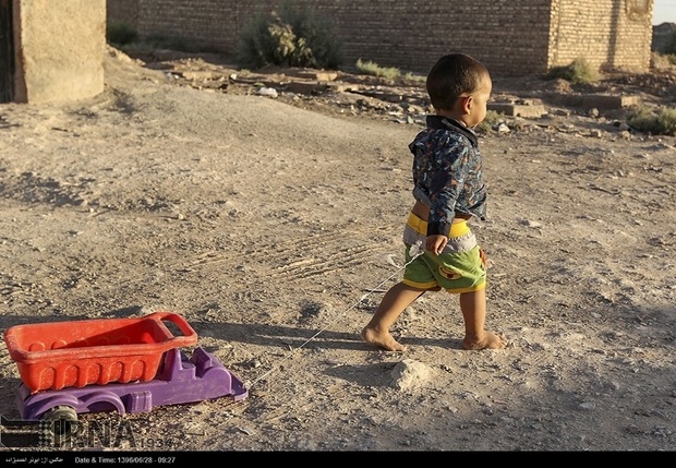 زیر سقف ترک خورده