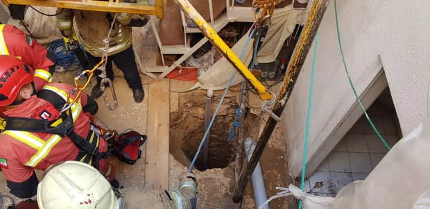 مرگ ۲ کارگر در اثر گرفتار شدن در چاه در خیابان ۱۷ شهریور تهران + عکس ها