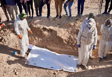 جنایات  داعش در حال ظهور است.. گشودن بزرگترین گور جمعی در موصل 