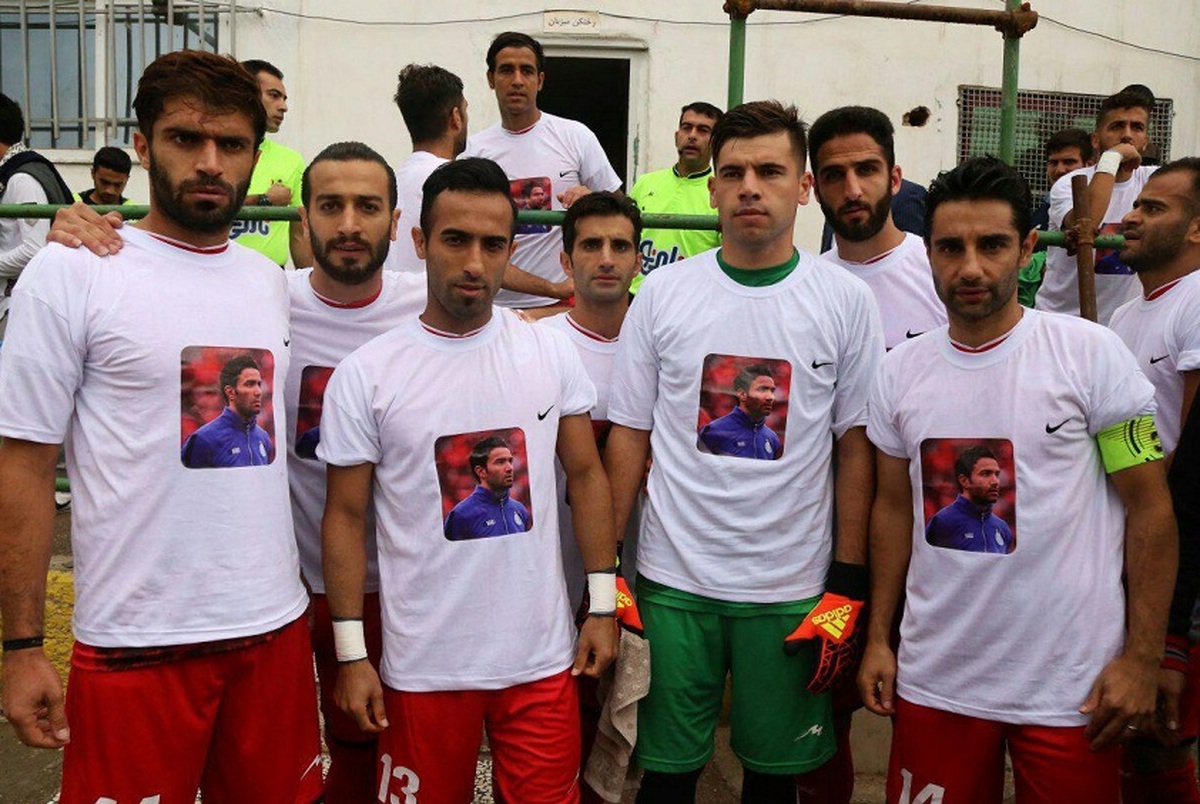بازیکنان خونه به خونه با پیراهن‌هایی منقش به عکس نکونام+عکس