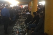 دستفروشی یک روحانی در جمعه بازار تهران + عکس