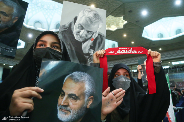  روزنامه فرهیختگان: ۱۰۰۰ کتاب در ۵ سال اخیر با موضوع حاج‌ قاسم تولید شده؛ خیلی از آنها از روی همدیگر کپی شده!