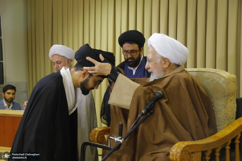 عمامه گذاری طلاب در روز میلاد پیامبر اکرم (ص) و امام صادق (ع) توسط مراجع تقلید