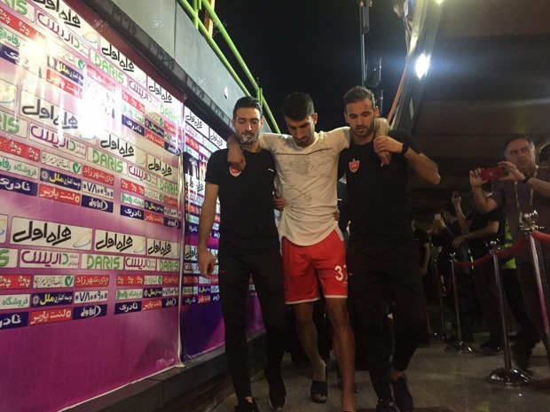  بازیکنان پرسپولیس ماهینی را از ورزشگاه خارج کردند+عکس
