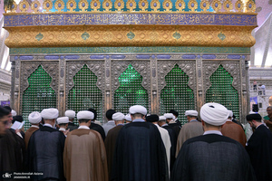 ادای احترام جمعی از طلاب حوزه علمیه نجف اشرف به مقام شامخ امام خمینی (س)
