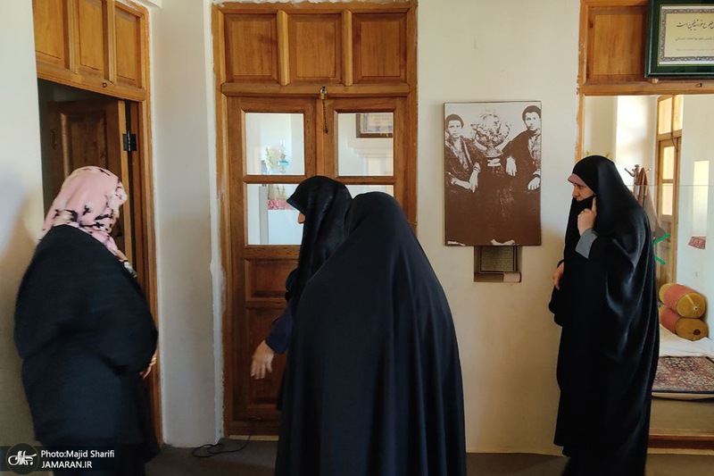 حضور اقشار مختلف مردم به مناسبت دهه فجر در بیت تاریخی امام خمینی (س)