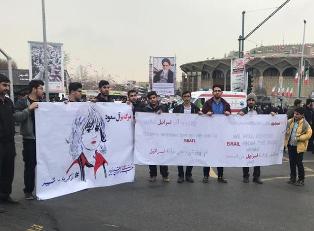 راهپیمایان تهرانی «زکریا الجابر» را درآغوش کشیدند