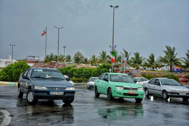 بارش باران گردشگران را در چابهار غافلگیر کرد