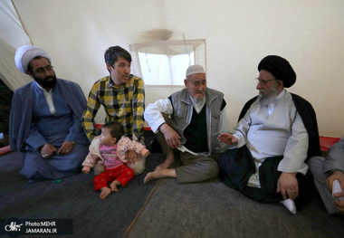 حضور آیت الله نورمفیدی در  محل اسکان موقت سیل زدگان