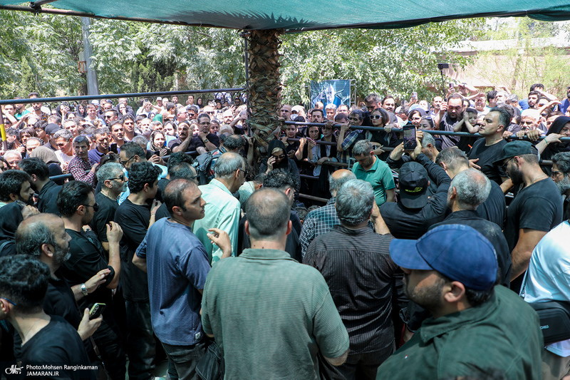 مراسم خاکسپاری مرحوم اکبر عبدی در قطعه هنرمندان