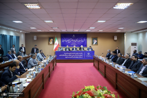 عارف: نمی‌توان قوانین سنتی را به فضای مجازی تسری داد/ کشور نیاز به قوانین روشن و متقن در فضای مجازی دارد/ برخی موانع حقوقی بر سر راه ،سرمایه‌گذار را خسته می‌کند/ مچ‌گیری هنر نیست/ دسترسی آزاد مردم به اطلاعات یک حق طبیعی و انسانی است