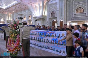 ادای احترام جمعی از خانواده های شهدای مقاومت اسلامی عراق نسبت به حضرت امام(س) 