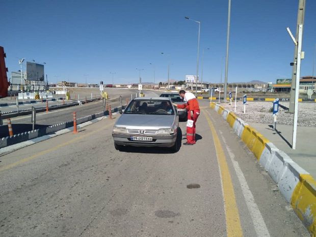 غربالگری کرونا در ورودی‌های بروجرد توسط امدادگران هلال احمر