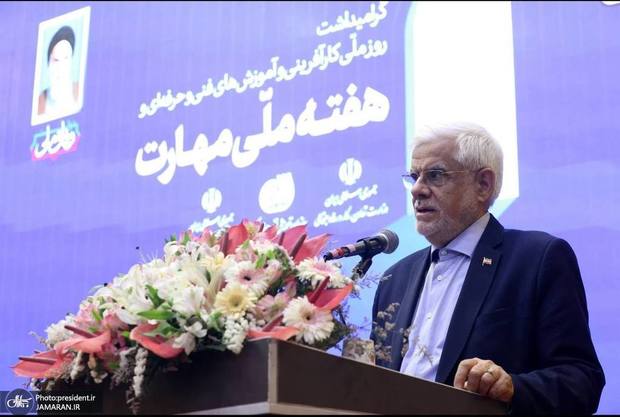 عارف: باید با نهادهای علمی جهان ارتباط تنگاتنگ داشته باشیم/ در حال گذار از صنعت وابسته به ملی هستیم/ باید فناوران میدان‌داری کنند/ به‌دنبال همکاری دو بخش علمی و فناوری هستیم/ نباید در فناوری‌های نوظهور هیچ عقب ماندگی از هیچ کشور پیشرفته‌ای داشته باشیم