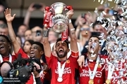 ویدیو| لحظه بالا بردن جام قهرمانی FA CUP توسط شیاطین سرخ