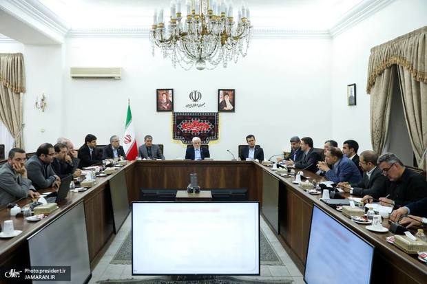 عارف: باید وزارتخانه‌ها و بخش خصوصی فعال در توسعه فناوری‌های پیشرفته با شجاعت خطرپذیری تصمیمات و اقدمات جدید را بپذیرند/ نظام دیوان‌سالاری مشکلاتی در توسعه روزافزون و رسیدن به دستاوردهای علمی ایجاد کرده است