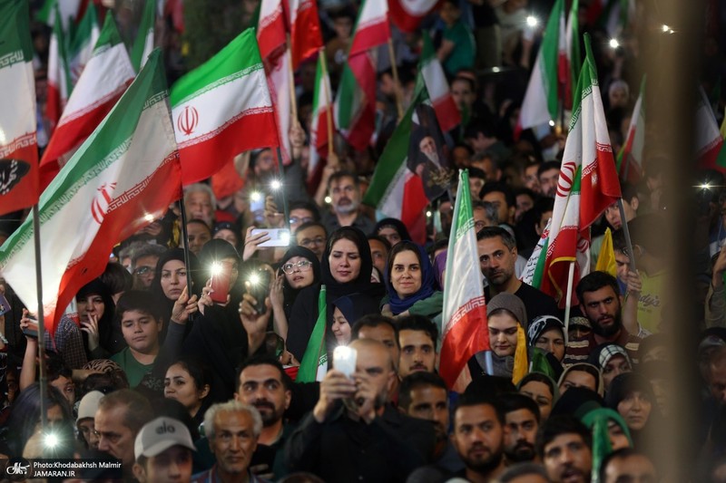 مردم میدان انقلاب در بدرقه تیم ملی به جام جهانی