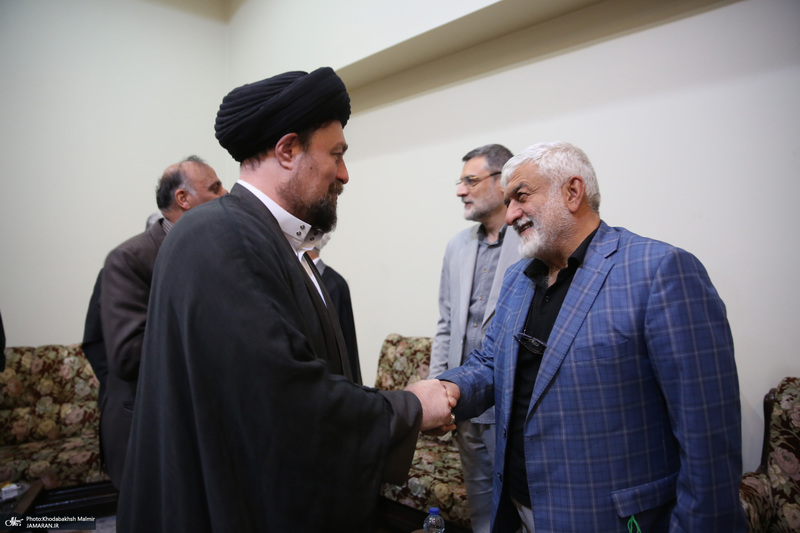 اقامه نمازسید حسن خمینی  بر پیکر شهید حیدری در حرم مطهر امام خمینی (س)