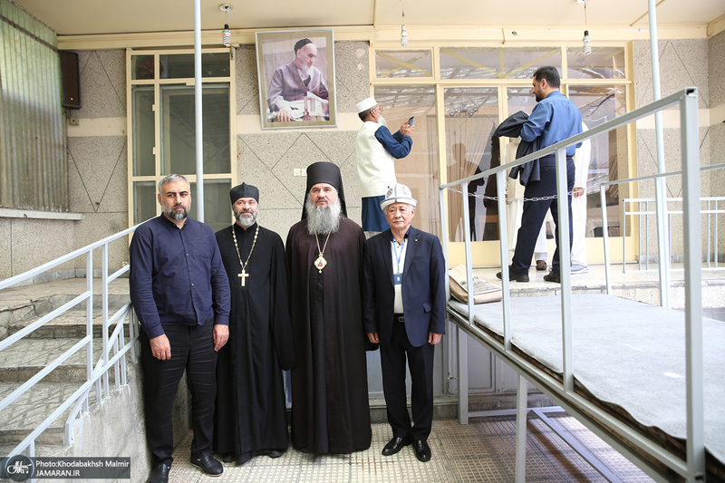 بازدید میهمانان خارجی جهت شرکت در مراسم رهبر شهید از حسینیه جماران