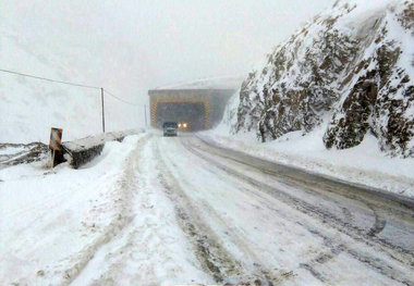 وقوع کولاک برف در محورهای تهران به چالوس و جاده هراز